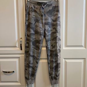 Jane and Delancey Camo Joggers XS
